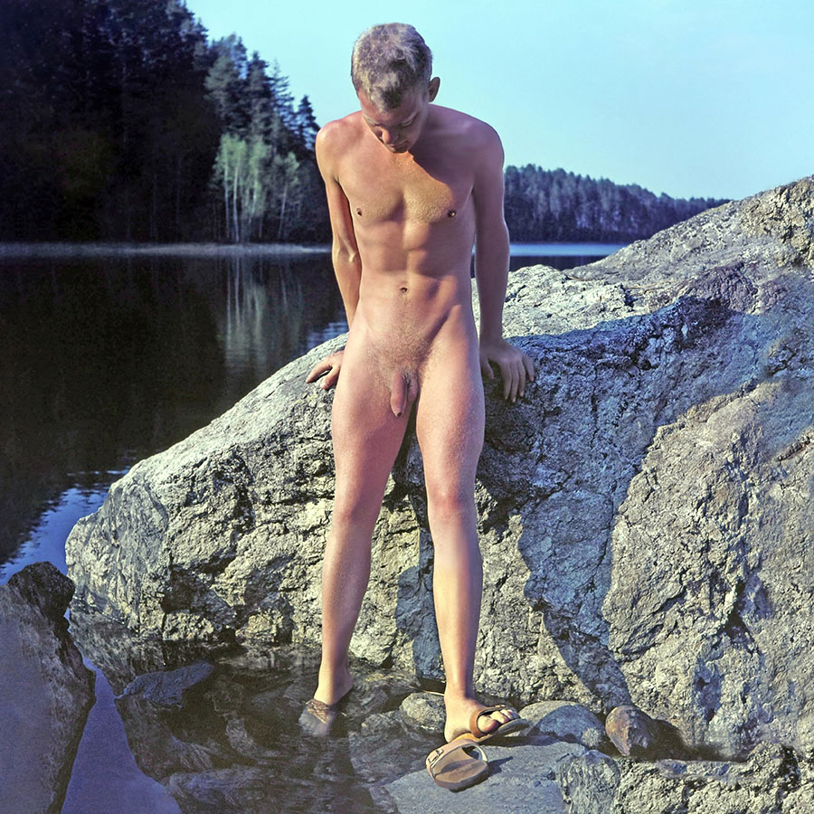 FKK, nackt und frei in der Natur - Nackter Mann bei einer Nordlandfahrt, Skandinavien